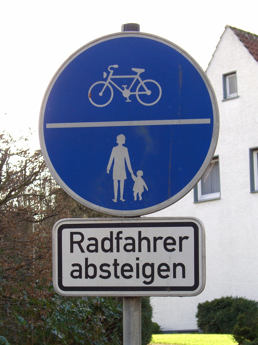 Radfahrer absteigen