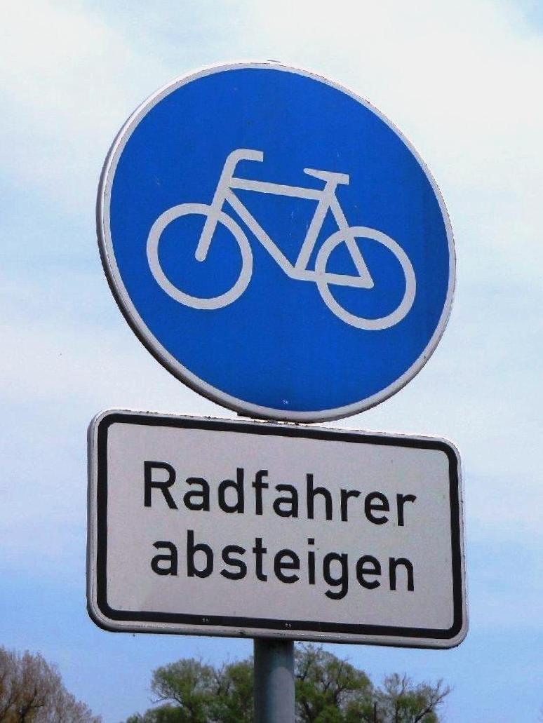 Radweg! ...aber nur für selbstfahrende Fahrräder ohne Radfahrer! :o)