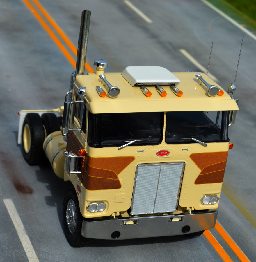 Photo Peterbilt 282 daycab single drive tractor.