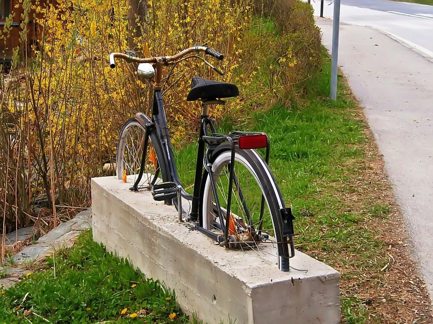 Safe bicycle stand
