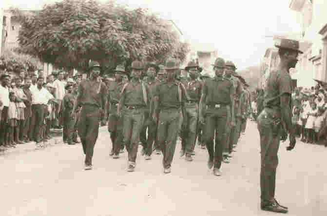 Photo: Parade de Tontons Macoutes. | L'ère de Papa Doc Duvalier. album ...