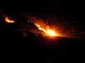 Ein flammend brennendes Osterrad rollt den Berg hinab
