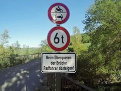 Schwergewichtige Radfahrer absteigen! :o)