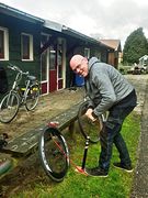 Freundlicher Helfer mit funktionierender Standpumpe! :-)