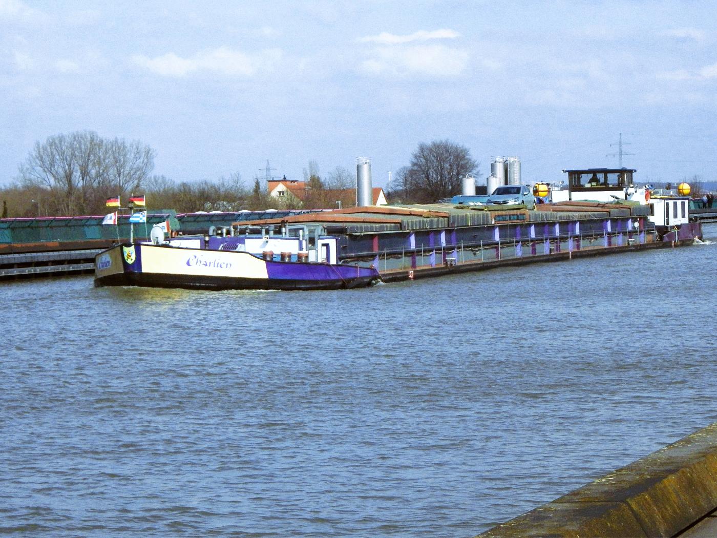 Lastschiff auf der neuen Trogbrücke