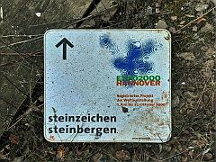 Altes Schild "Steinzeichen Steinbergen"
