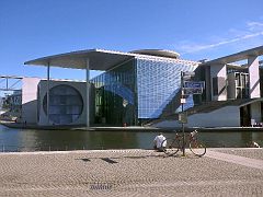 Spree und Bundestagsgebäude