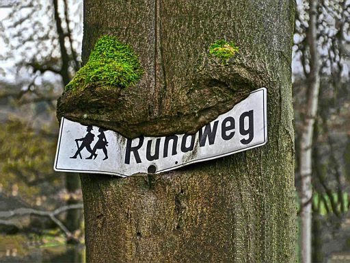 Rundweg-Schild wird gefressen