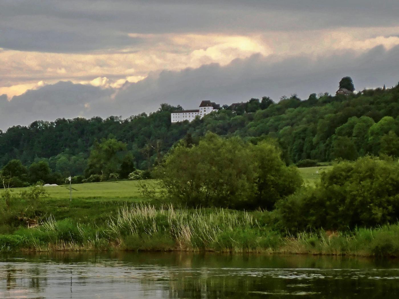 Blick über die Weser auf die Fürstenberg Porzellan-Manufaktur