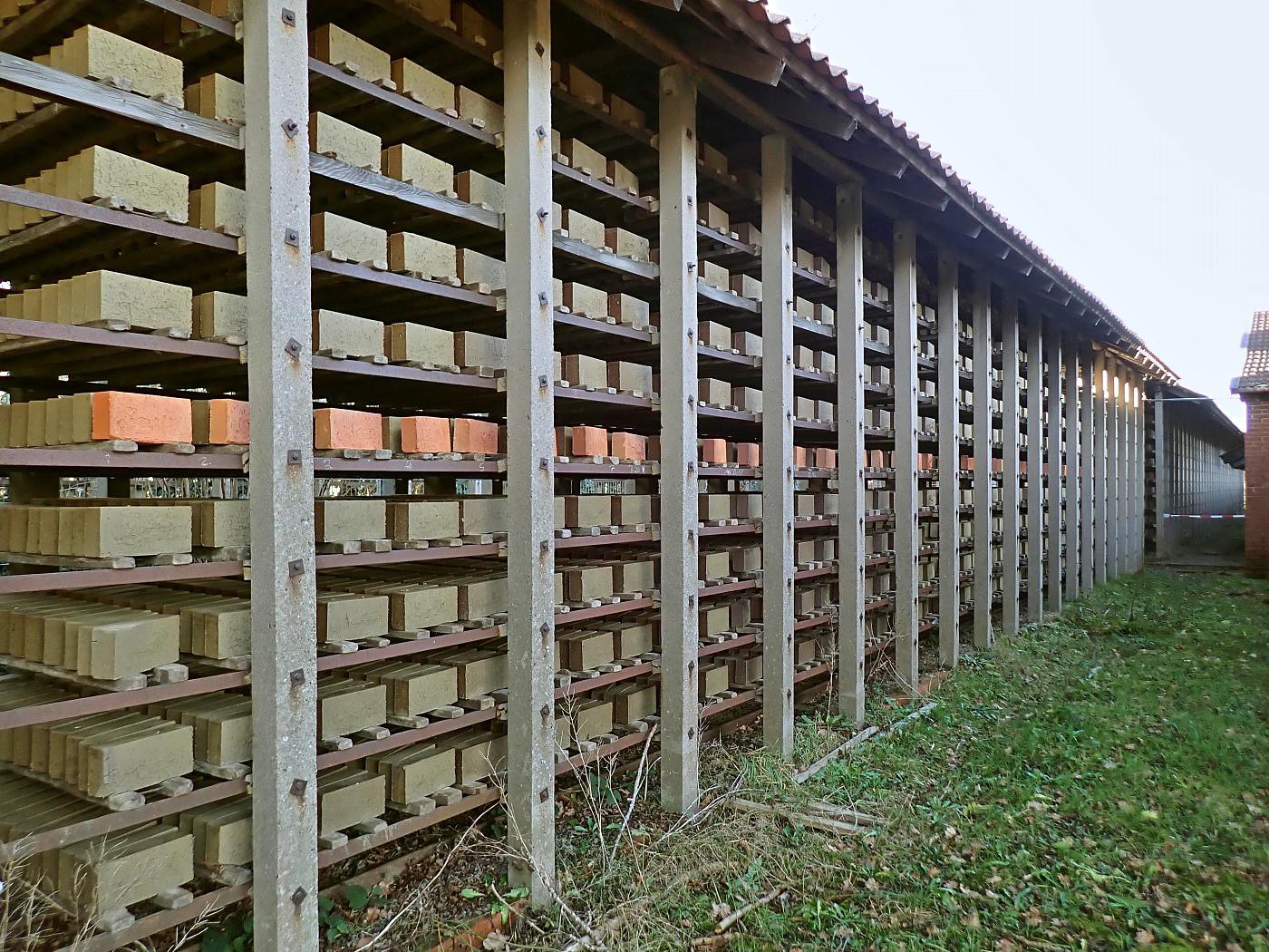 Lagerung der zugeschnittenen Ziegelrohlinge