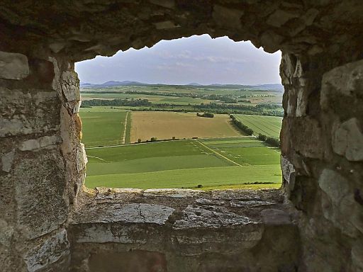 Blick durch die Burgmauer