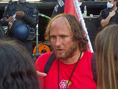 Stephan Bergmann, der Mann im roten Shirt, wurde von der Bühne getragen.